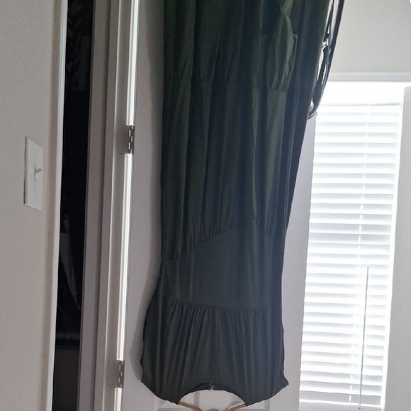 Elegant Green Dress - Picture 3 of 3